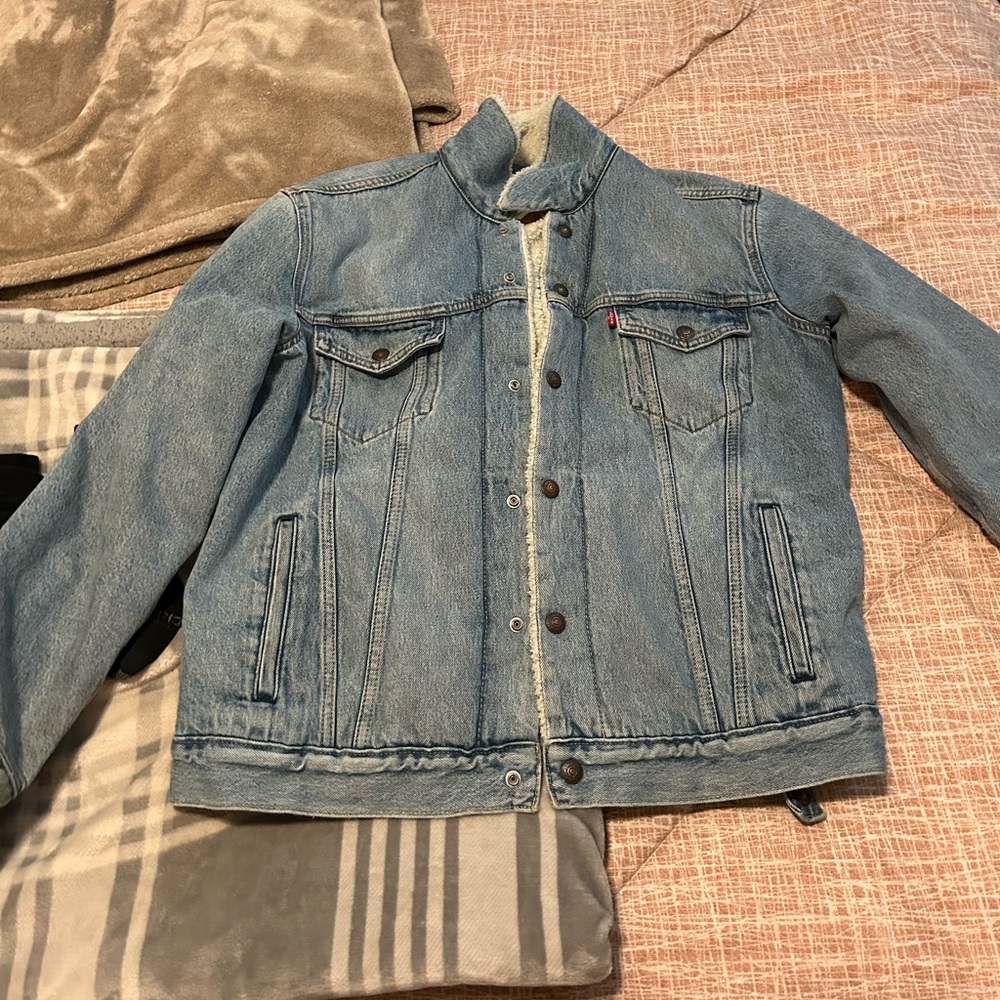 Men’s Levi ’s Sherpa Lined Trucker Jacket!